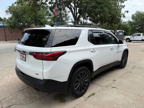 Iridescent Pearl Tricoat 2022 Chevrolet Traverse RS