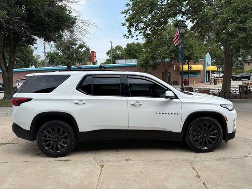 Iridescent Pearl Tricoat 2022 Chevrolet Traverse RS