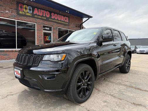 Diamond Black Crystal Pearlcoat 2018 Jeep Grand Cherokee Altitude SUV