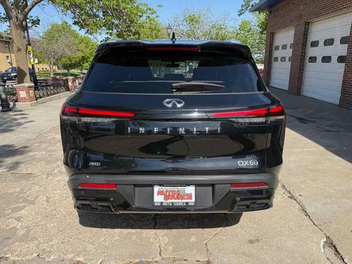 Mineral Black 2024 INFINITI QX60 Luxe