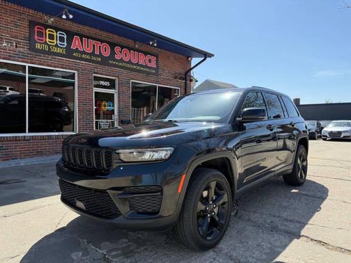 Diamond Black Crystal Pearlcoat 2023 Jeep Grand Cherokee Altitude