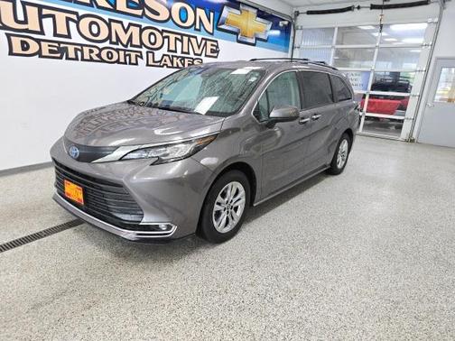 2022 Toyota Sienna XLE 8 Passenger