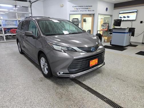 2022 Toyota Sienna XLE 8 Passenger