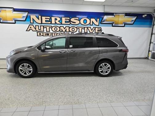 2022 Toyota Sienna XLE 8 Passenger