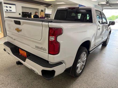 Crystal White Tricoat 2025 Chevrolet Silverado 1500 High Country