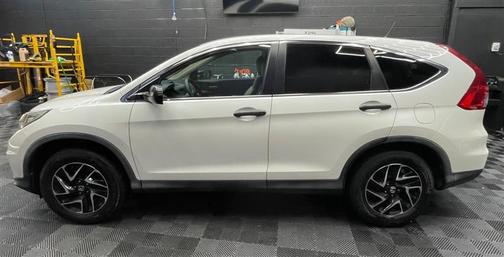 White 2016 Honda CR-V SE