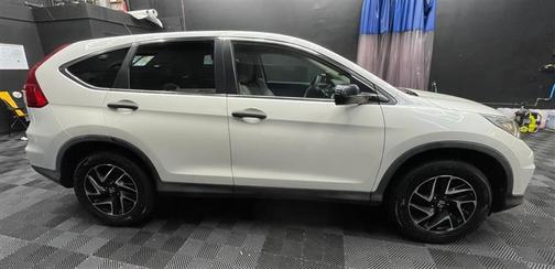 White 2016 Honda CR-V SE