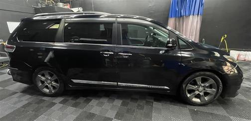 Black 2015 Toyota Sienna SE