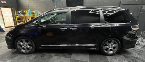 Black 2015 Toyota Sienna SE