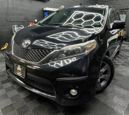 Black 2015 Toyota Sienna SE