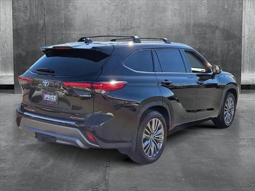 2022 Toyota Highlander Hybrid Platinum