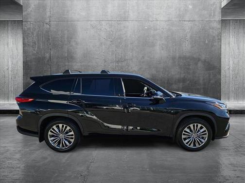 2022 Toyota Highlander Hybrid Platinum