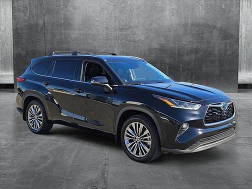 2022 Toyota Highlander Hybrid Platinum