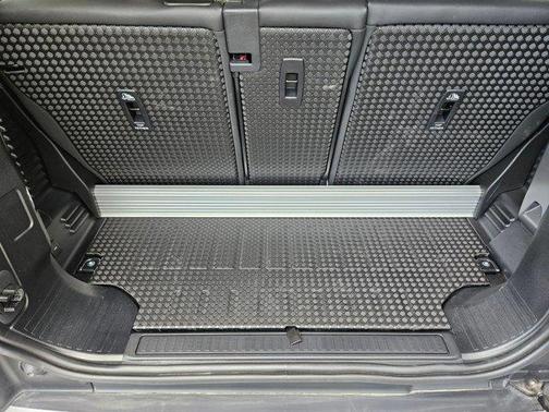 2023 Land Rover Defender 90 SE