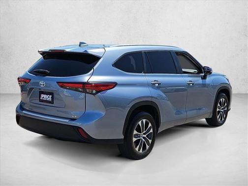 Moon Dust 2023 Toyota Highlander XLE