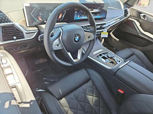 Mineral White Metallic 2027 BMW X7 xDrive40i