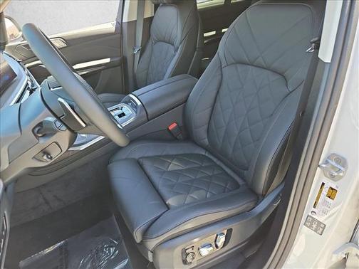 Mineral White Metallic 2027 BMW X7 xDrive40i