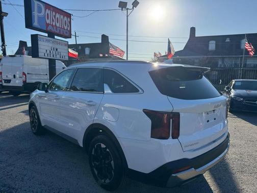 White 2024 Kia Sorento S
