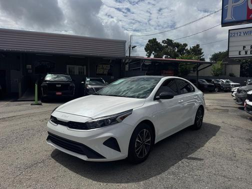Snow White Pearl 2024 Kia Forte LXS