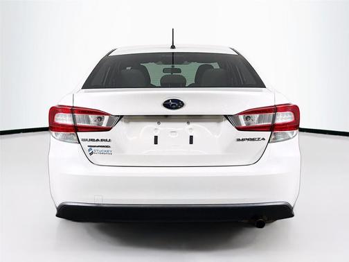 Crystal White Pearl 2019 Subaru Impreza 2.0i
