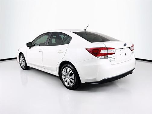 Crystal White Pearl 2019 Subaru Impreza 2.0i