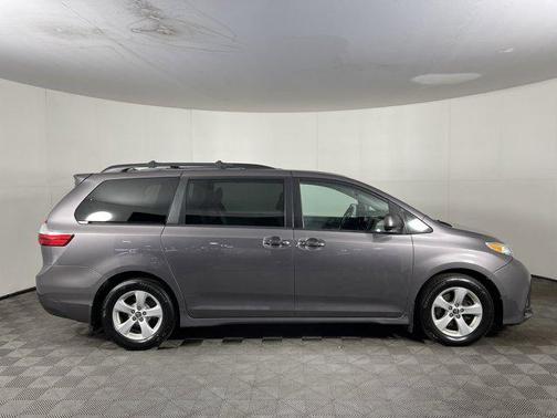 2019 Toyota Sienna LE