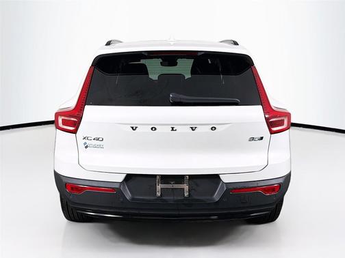 2024 Volvo XC40 B5 Plus Dark Theme