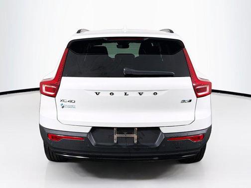 2024 Volvo XC40 B5 Plus Dark Theme