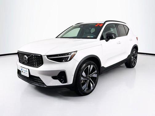 2024 Volvo XC40 B5 Plus Dark Theme
