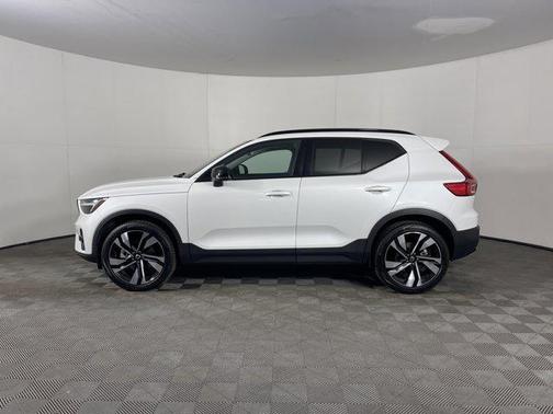 2024 Volvo XC40 B5 Plus Dark Theme