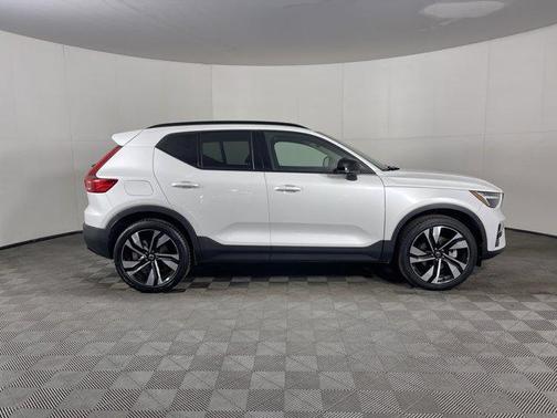 2024 Volvo XC40 B5 Plus Dark Theme
