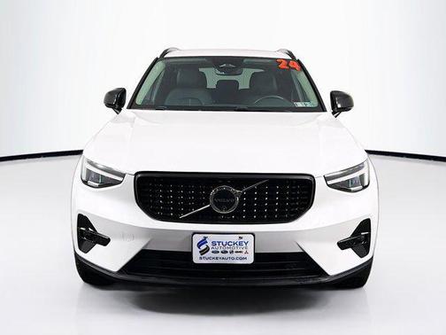 2024 Volvo XC40 B5 Plus Dark Theme
