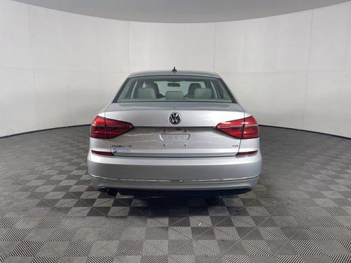 2016 Volkswagen Passat 1.8T SE