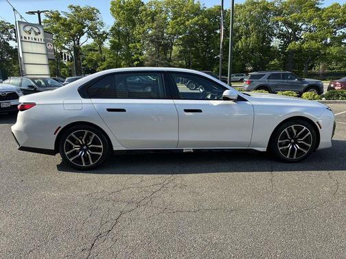 White Metallic 2025 BMW 740 xDrive
