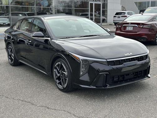 Aurora Black Pearl 2025 Kia K4 GT-Line