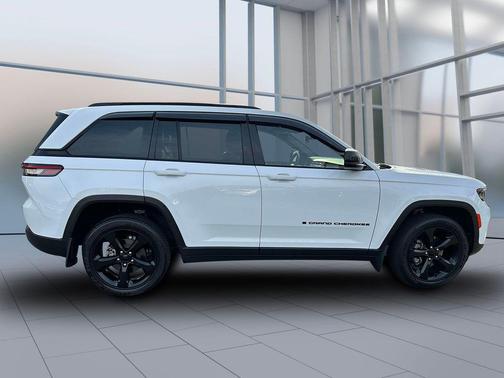 Bright White Clearcoat 2023 Jeep Grand Cherokee Altitude