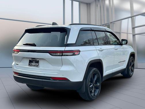 Bright White Clearcoat 2023 Jeep Grand Cherokee Altitude