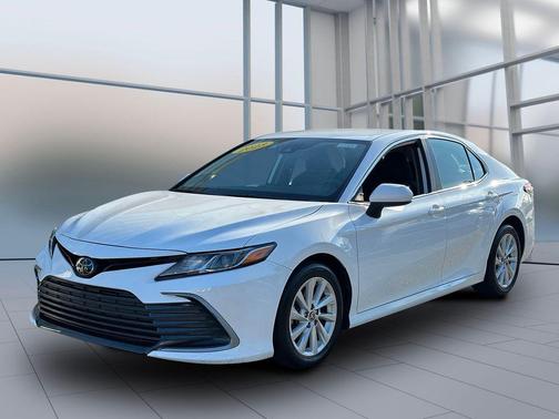 Ice 2023 Toyota Camry LE