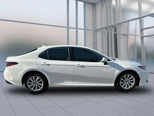Ice 2023 Toyota Camry LE