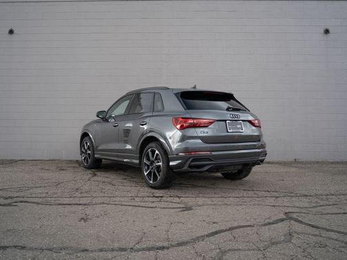 Daytona Gray Pearl Effect 2025 Audi Q3 45 S line Premium