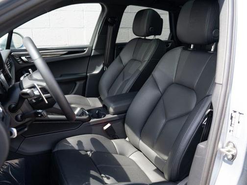 Dolomite Silver Metallic 2026 Porsche Macan