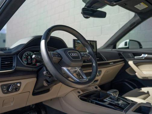 Glacier White Metallic 2023 Audi Q5 45 S line Prestige