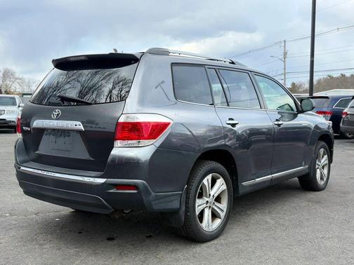 Magnetic Gray Metallic 2011 Toyota Highlander Limited