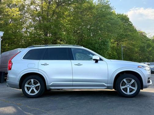 Bright Silver Metallic 2018 Volvo XC90 T5 Momentum