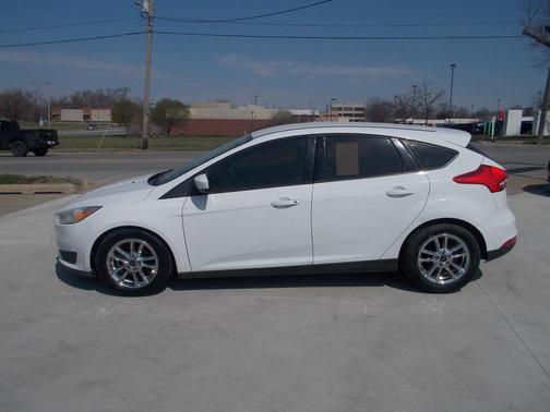 Oxford White 2018 Ford Focus SE