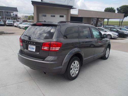 Granite Pearlcoat 2017 Dodge Journey SE