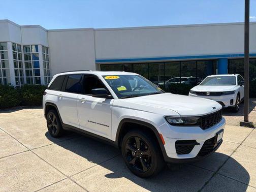 Bright White Clearcoat 2023 Jeep Grand Cherokee Altitude