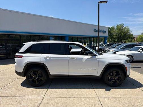 Bright White Clearcoat 2023 Jeep Grand Cherokee Altitude