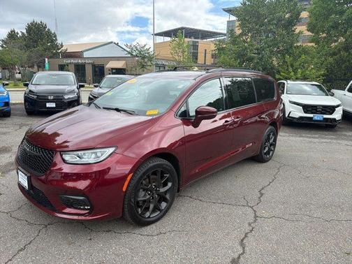 Velvet Red Pearlcoat 2022 Chrysler Pacifica Limited