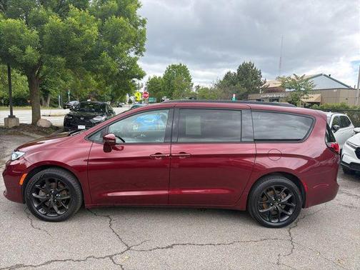 Velvet Red Pearlcoat 2022 Chrysler Pacifica Limited
